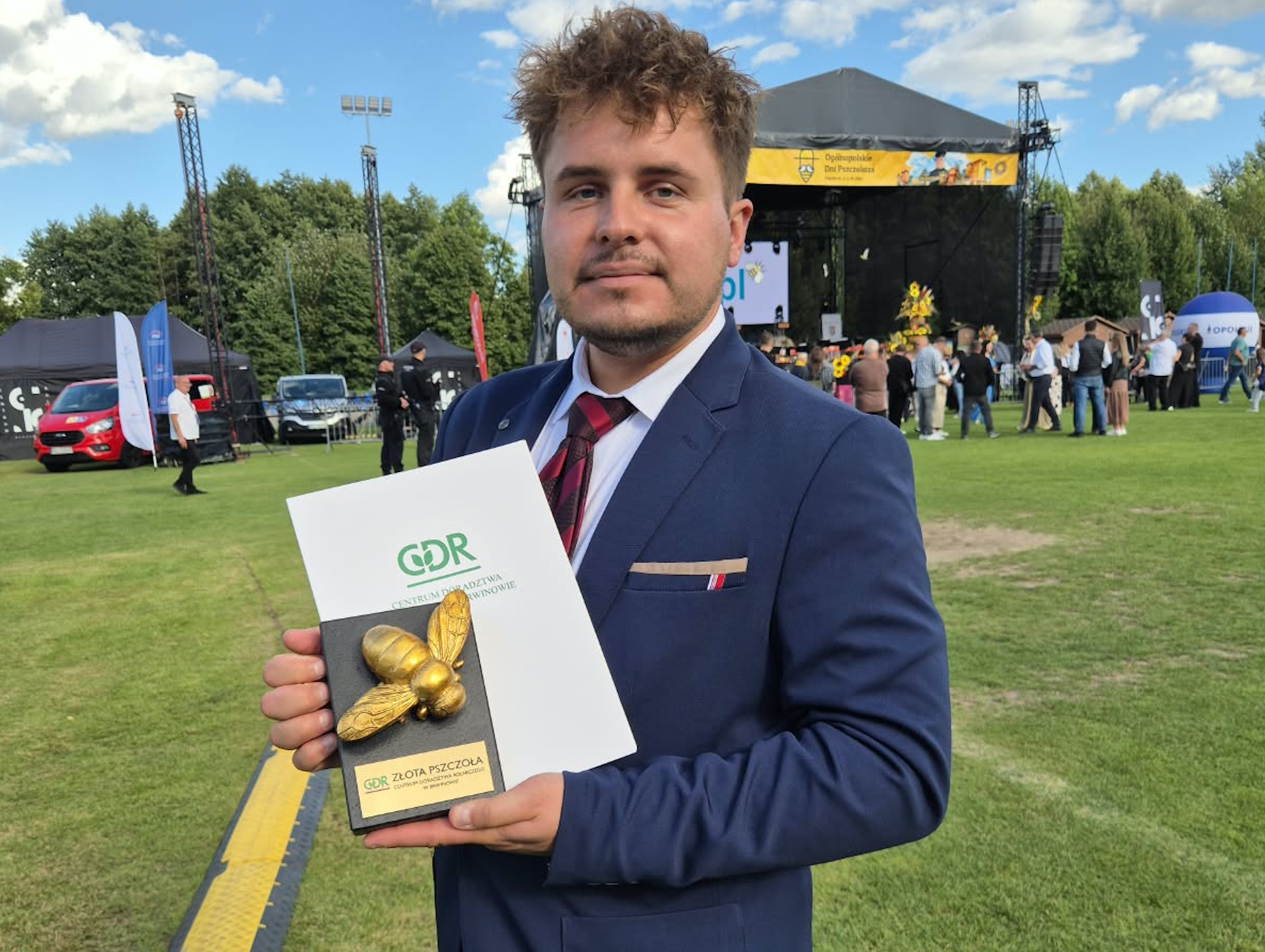 Dr Piotr Nowotnik wyróżniony statuetką Złotej Pszczoły